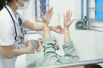 Cô gái 27 tuổi đang khỏe mạnh bất ngờ đột quỵ: Bác sĩ cảnh báo dấu hiệu dễ nhầm với rối loạn tiền đình