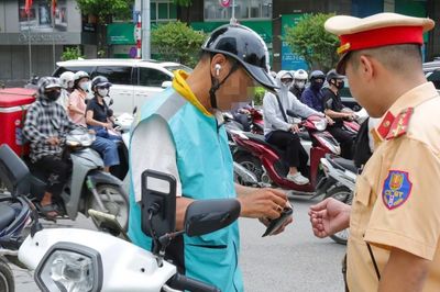 Ra đường vi phạm điều này, nhiều người đi xe máy bị phạt đến 1.000.000 đồng