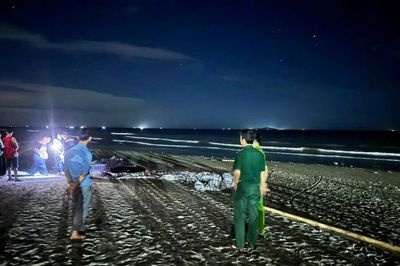 Tìm thấy thi thể bé trai 13 tuổi mất tích khi đi tắm biển cùng bố