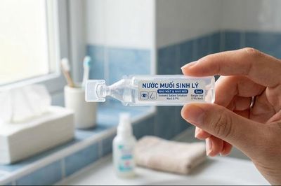 Vì sao không nên dùng nước muối sinh lý đã hết hạn hoặc mở nắp quá lâu?