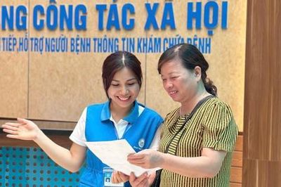 Cảnh báo tình trạng 'cò mồi' trước cổng Bệnh viện Mắt Trung ương