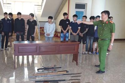 Bắt giữ 9 đối tượng mang dao, nỏ bắn bi sắt đi hỗn chiến lúc rạng sáng