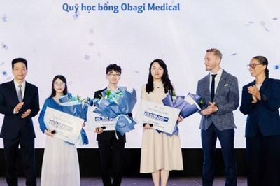 3 bác sĩ nội trú da liễu được tặng học bổng gần 200 triệu đồng