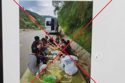 Du khách trải chiếu ngồi ăn uống dưới lòng đường tại khu vực thác Bản Giốc bị lập biên bản