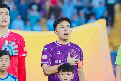 Tuyển thủ Minh Khoa tuyên bố ở lại đội bóng vừa xuống hạng