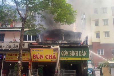 Khống chế kịp thời vụ cháy quán ăn trên phố Đội Cấn