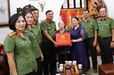 Công an thành phố Hà Nội thăm hỏi, tri ân nguyên lãnh đạo và gia đình cán bộ Công an