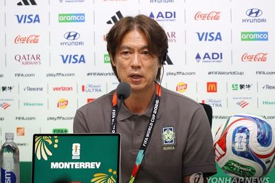 HLV Hong Myong-bo nói gì tình thế khó khăn của tuyển Hàn Quốc tại World Cup?