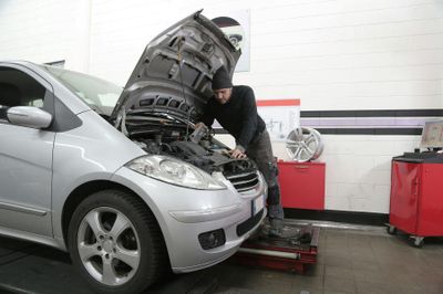 Tự thay ắc quy trên ô tô, mất ngay vài chục triệu đồng