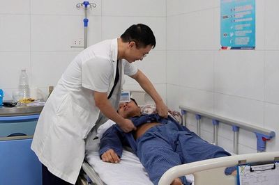 Người đàn ông suýt hoại tử ruột sau nhiều lần tập gập bụng