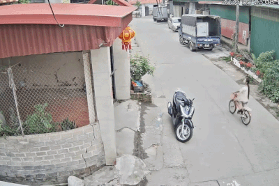 Vừa làm ca đêm về, thanh niên tức tốc lao sang nhà hàng xóm chữa cháy