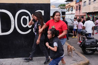 Ông Trump sát cánh cùng Venezuela, thương vong có thể 100.000 người
