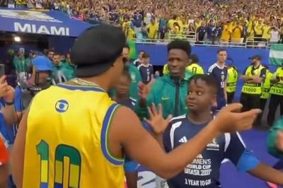 Khoảnh khắc chiếm trọn tình cảm CĐV của Ronaldinho