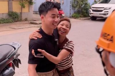 Con trai về nhà sau 10 năm, mẹ bật khóc nghẹn ngào