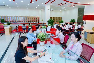 Khách hàng HDBank trúng sổ tiết kiệm và chuyến du lịch Hàn Quốc