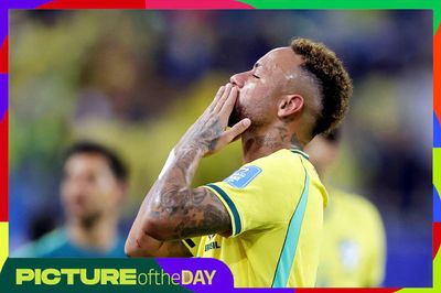 Khoảnh khắc World Cup: Neymar trở lại