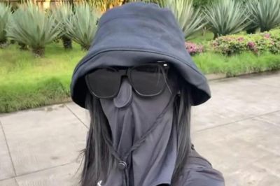 Bịt kín như ninja giữa nắng gắt, cô gái Trung Quốc nổi mẩn ngứa dữ dội