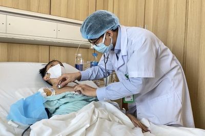 Ghép gan cứu sống nam sinh 16 tuổi mắc xơ gan di truyền giai đoạn cuối