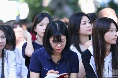 [Ảnh] Các nhà trường tổ chức gặp gỡ, giới thiệu mô hình giảng dạy cho học sinh trúng tuyển lớp 10