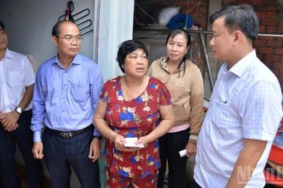 Lãnh đạo tỉnh Đồng Tháp thăm hỏi, động viên gia đình bị thiệt hại do thiên tai