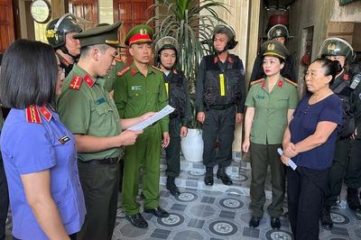 Bắt người phụ nữ kích động, tổ chức tụ tập đông người kéo tới trụ sở chính quyền gây rối