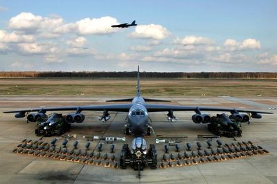 Mỹ biến đổi máy bay ném bom B-52 thành 'xe tải tên lửa'