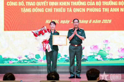 Trao Bằng khen của Bộ trưởng Bộ Quốc phòng tặng Thiếu tá QNCN Phùng Thị Anh Nhung