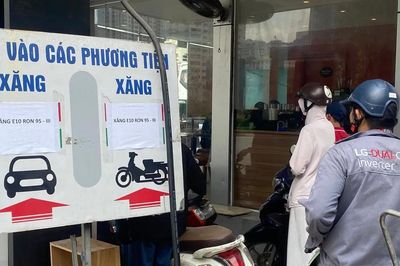 Giá xăng giảm xuống dưới 20.000 đồng/lít từ 15 giờ ngày 25-6