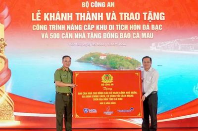 Bộ Công an khánh thành công trình nâng cấp Di tích Hòn Đá Bạc và tặng đồng bào Cà Mau 500 căn nhà