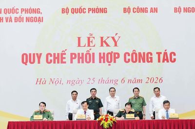 Ủy ban Quốc phòng, An ninh và Đối ngoại ký các quy chế phối hợp với 3 bộ