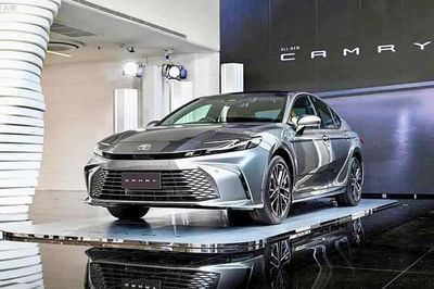 Toyota Camry tại Việt Nam cắt bản máy xăng, khởi điểm lên 1,46 tỷ đồng
