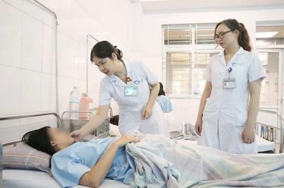 Cứu sống người phụ nữ sốc mất máu do thai ngoài tử cung vỡ khi đi du lịch