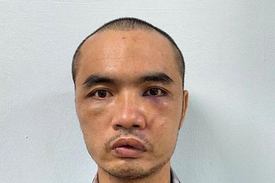 Bắt khẩn cấp người cầm dao chém kính nhiều ô tô đỗ ven đường