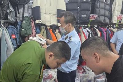 Thu giữ hơn 2.600 sản phẩm quần áo, giầy dép giả mạo nhãn hiệu The North Face, Nike, Adidas