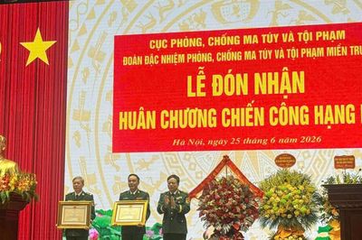 Đại tá Phan Thăng Long được trao Huân chương Chiến công hạng Ba