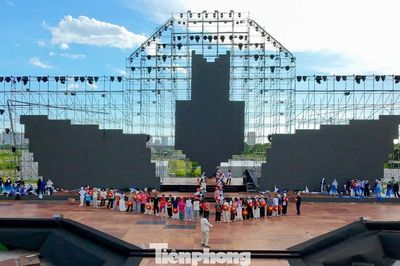 Sân khấu chữ Y của concert Thanh xuân nhìn từ trên cao