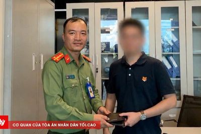 Lực lượng an ninh hàng không trao trả tài sản cho người đánh mất