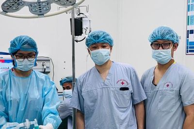 Mẹ lén cho con ăn xôi trước giờ mổ, bác sĩ buộc phải hoãn phẫu thuật