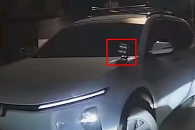 Clip gây bức xúc: Ô tô gắn đèn siêu sáng rọi thẳng xe đối diện ở Hà Nội