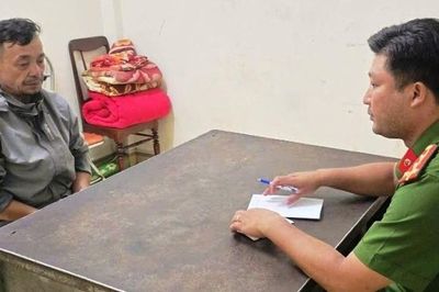 Buồn vì vợ bỏ đi, người đàn ông chạy xe máy lạng lách, tông vào ô tô giữa phố