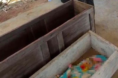 Hai chị em sang nhà hàng xóm chơi, người mẹ đi tìm phát hiện chuyện đau lòng