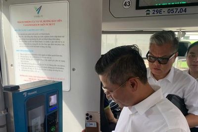 Hà Nội: Người dân dùng thẻ vé liên thông để đi xe buýt, đường sắt đô thị