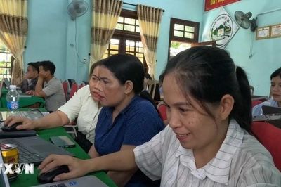 Đà Nẵng: Cán bộ, giáo viên băng rừng, lội suối đến lớp học AI