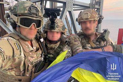 Ukraine tuyên bố cắm cờ ở một vị trí chiến lược quan trọng ở Biển Đen sau khi quân Nga rút lui