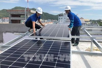 Phụ tải lập kỷ lục mới, điện mặt trời mái nhà 'lên ngôi'
