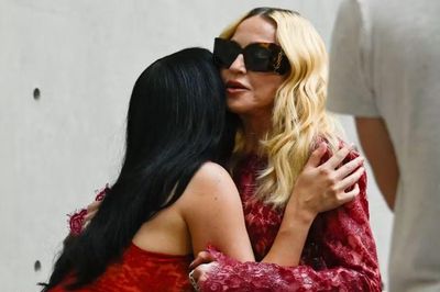 Madonna và Charli XCX xóa tan tin đồn bất hòa sau màn hội ngộ tại Paris