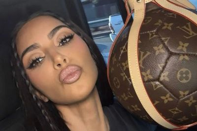 Người mẫu Kim Kardashian gây chú ý với món đồ hiếm liên quan đến World Cup