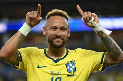 Siêu sao Neymar trở lại đầy cảm xúc