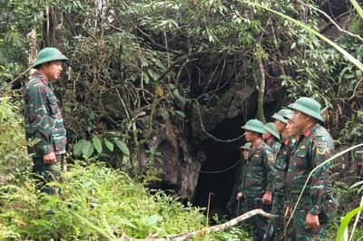 Vượt núi, băng rừng đưa các anh hùng liệt sĩ trở về quê hương