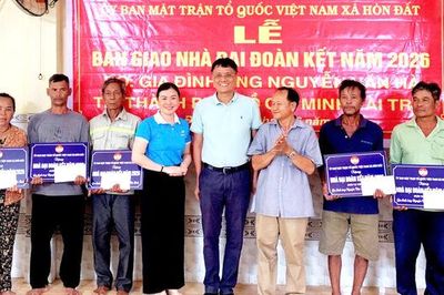 Bàn giao 20 căn nhà đại đoàn kết cho người dân xã Hòn Đất